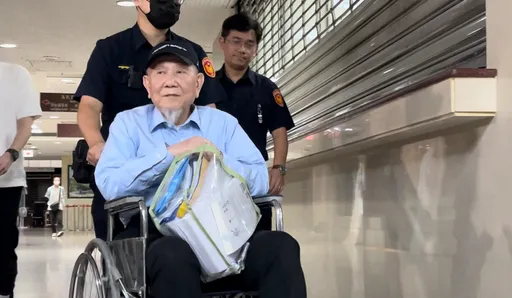 沈慶京重獲自由!4天籌出1.8億交保 毛毛細雨難掩好氣色