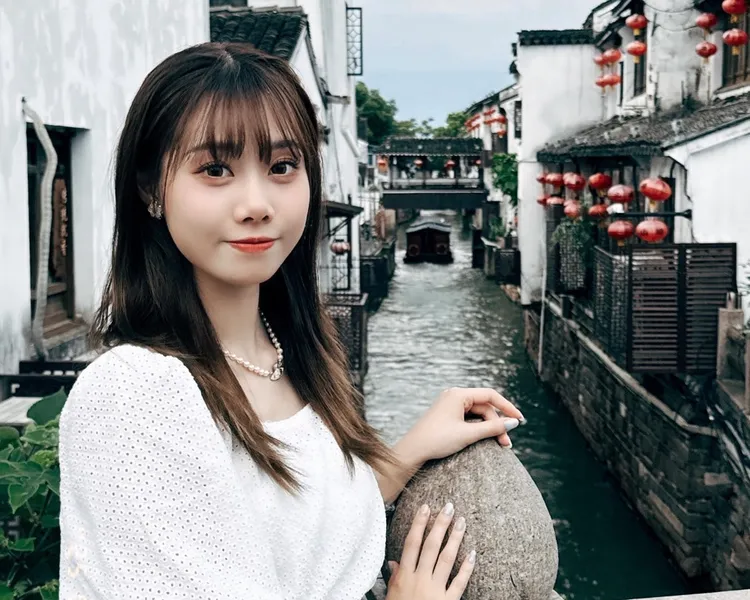 C位蔡亞恩發片前先飛往上海放鬆。好言娛樂提供