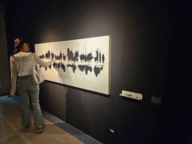 曾偉豪長期專注於聲音的探索與能量轉譯，善於將無形聲波化作可見、可感的互動場域。市府提供