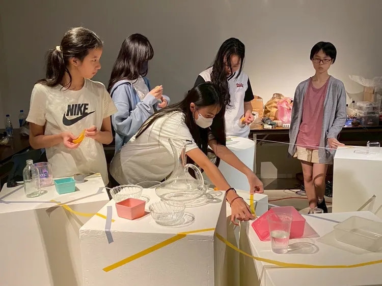 展出單位邀請台中市民捐出家中不再使用的器皿，共同與藝術家共創。市府提供