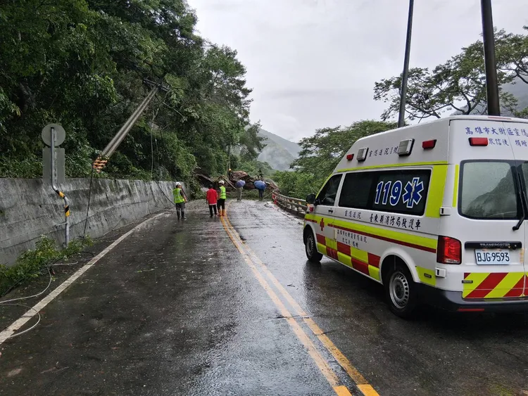 南橫公路發生坍方受阻一輛救護車無法通過。警方提供