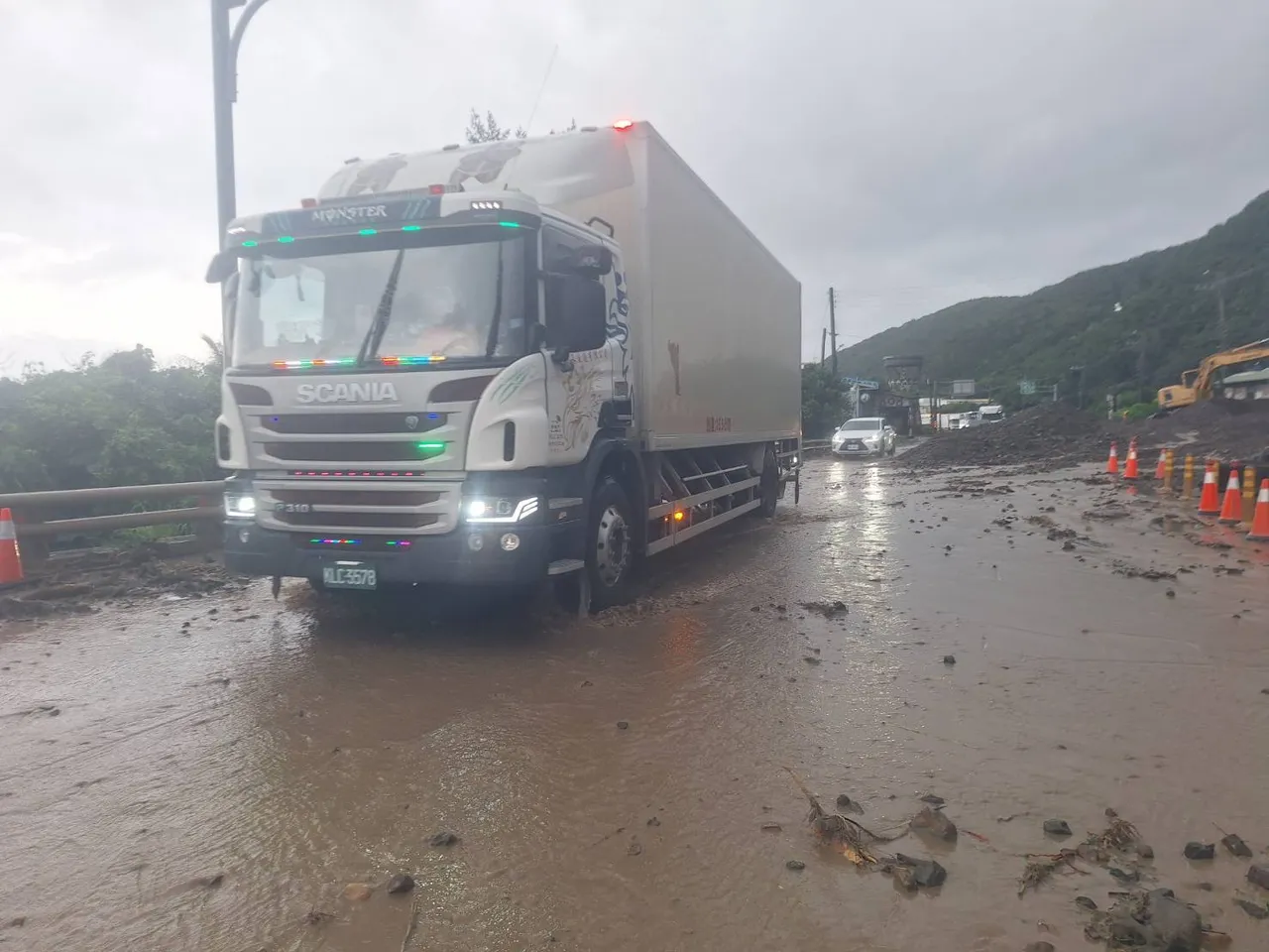 南回公路多处泥流驾驶通过需特别留意交管。公路局提供