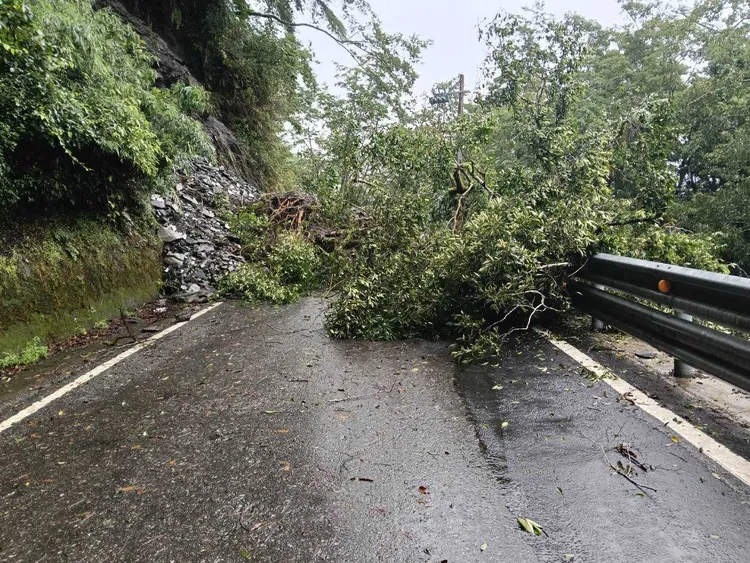 南橫公路下馬路段發生災害阻斷交通。關山工務段提供
