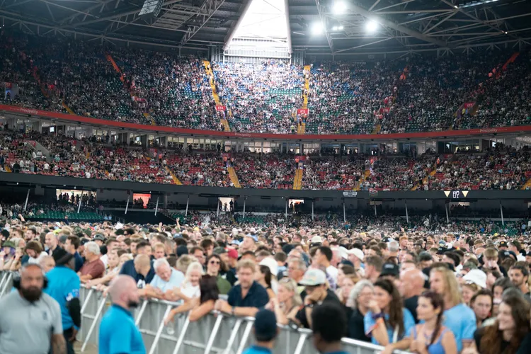 首場在卡地夫王子體育場的演出，吸引7.5萬名觀眾。美聯社