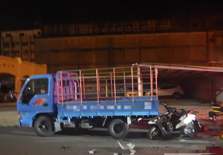 李女撞上小貨車後噴飛，機車還卡在車斗上，零件散落一地。民眾提供