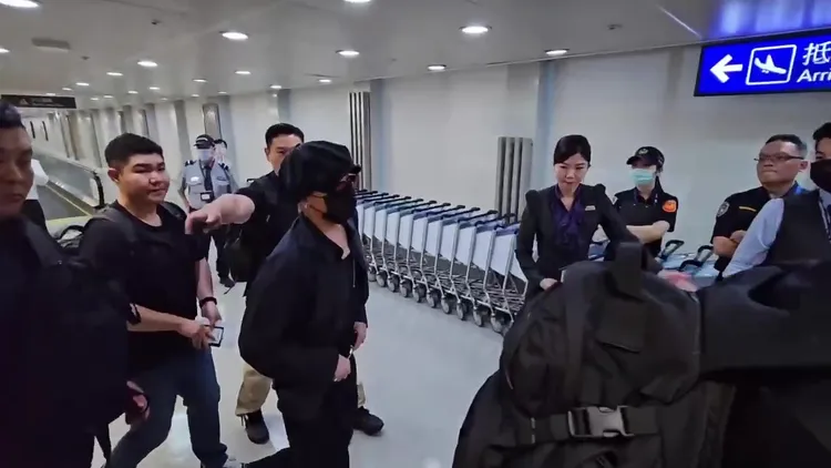 GD準備坐上高爾夫接駁車。桃園國際機場記者聯誼會提供