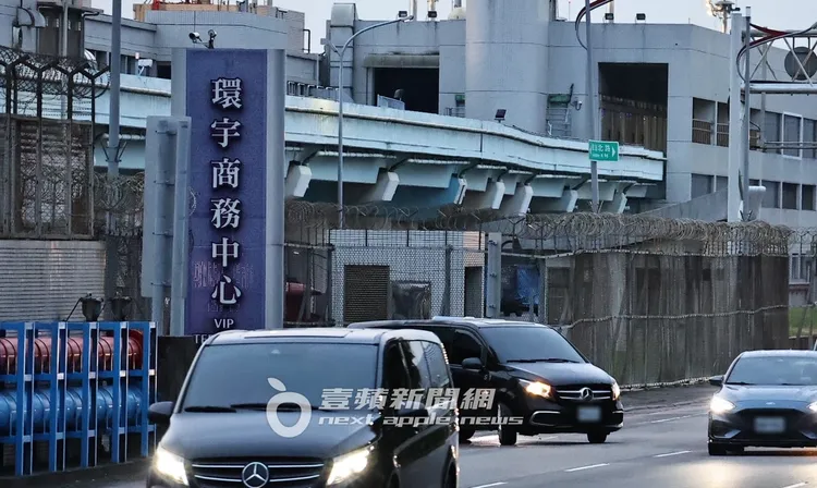 GD乘坐的賓士車從環宇商務中心駛出。特勤中心攝