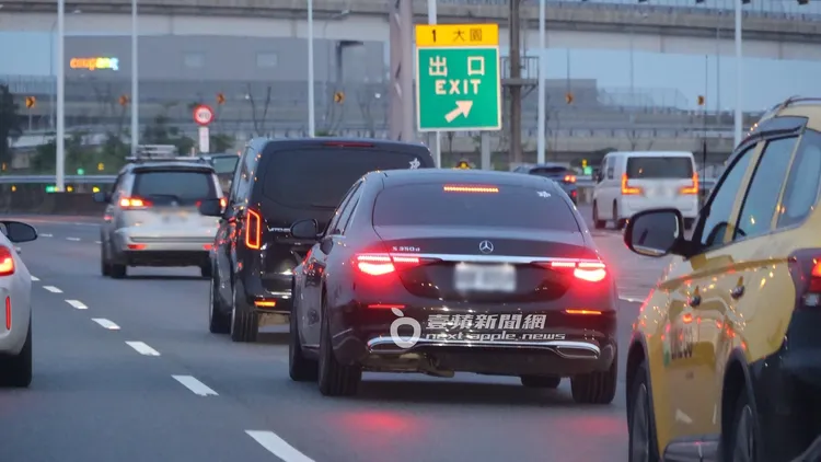 GD抵台後，有粉絲包車緊跟。特勤中心攝