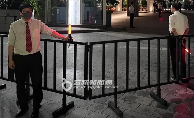 GD下榻的飯店戒備森嚴，動用數十名人員，以黑色圍欄圍住入口。特勤中心攝