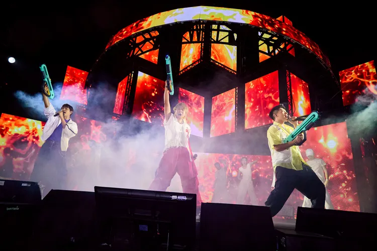 電音版5566演出在台上水槍狂射。晴空鳥提供