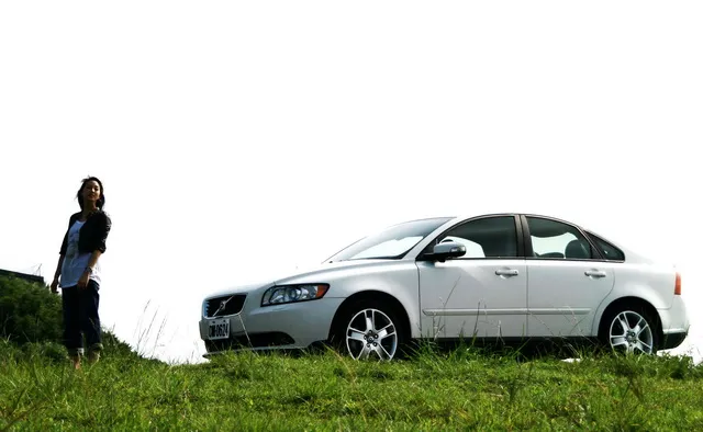 2009年，陳立哲大膽啟用張鈞甯拍攝「我要~我自在！My Volvo S40」電視廣告，成功帶動S40銷量翻紅，甚至一度熱賣到缺車數月，S40的女性車主佔比一度逼近70%，為Volvo開發了高達80%的全新客群，堪稱是台灣汽車行銷教科書級的S40代言案例。圖／影片截圖