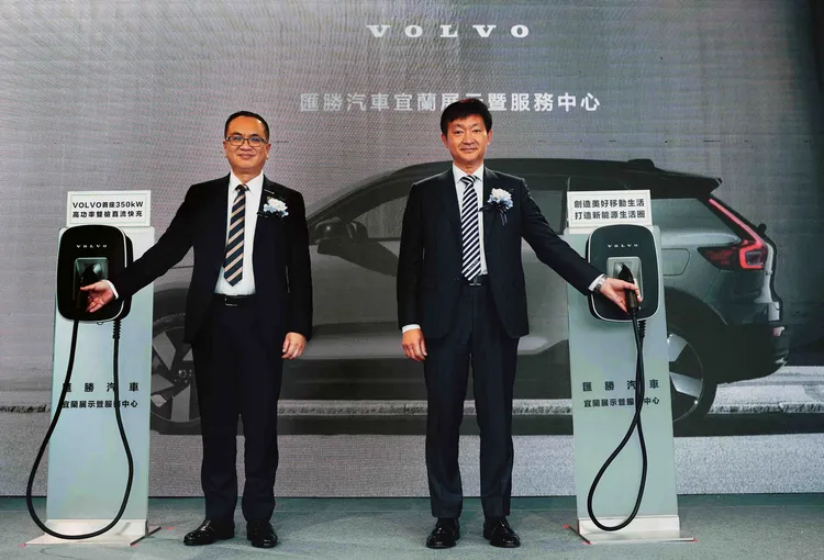 2019年陳立哲(左)重返台灣再度接任Volvo Taiwan總裁，陳立哲帶著過往跨市場歷練，積極推動Volvo在台電動化轉型與充電佈局。圖／Volvo Taiwan官方照片