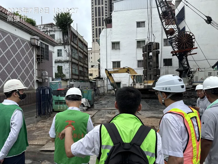 高雄市成功一路工地連續壁施工過程中發生坍孔，導致鄰近路面下陷。翻攝畫面
