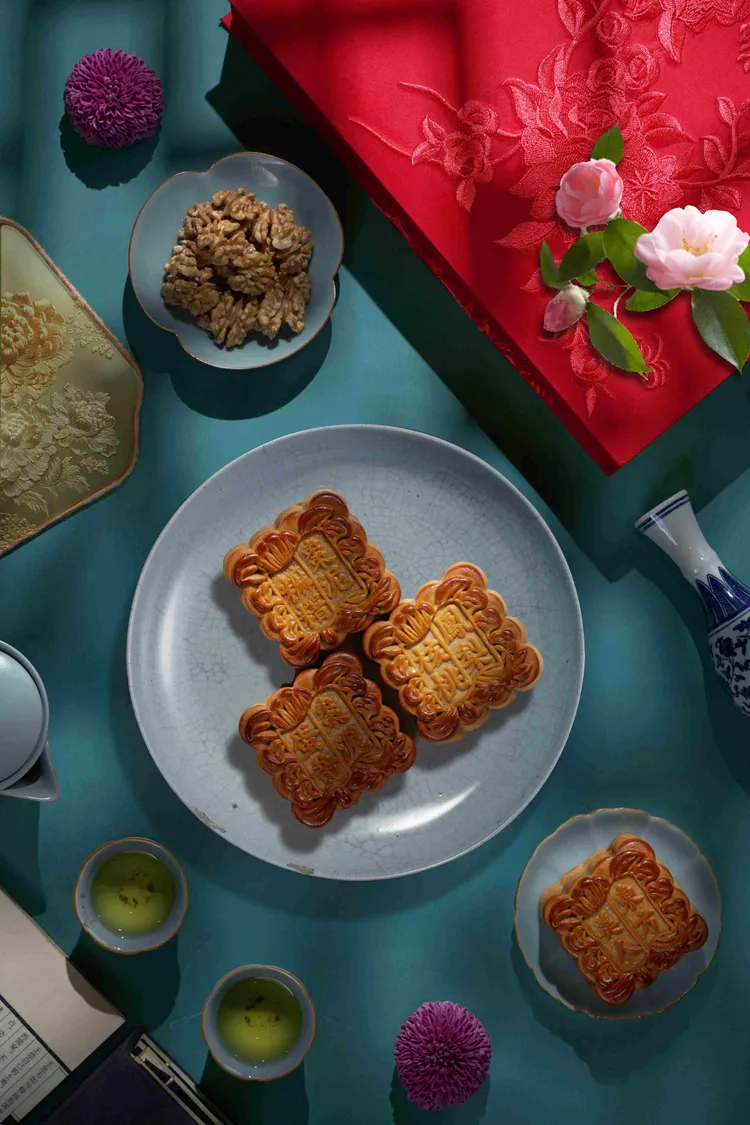 君品酒店「圓月藏香」禮盒有四款廣式月餅及兩款嚴選高山茶，月餅口味有「棗泥麻糬」、「棗泥蛋黃」、「鳳梨核桃」及「東方美人松子」。雲朗觀光提供