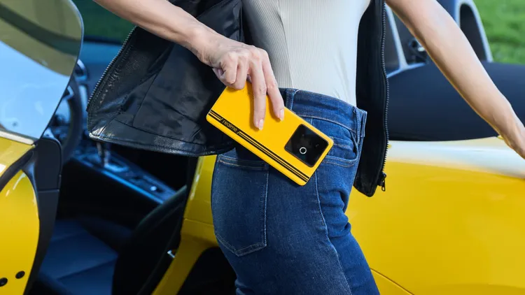 realme推出realme GT 7T新色「realme GT 7T疾速黃」。realme提供