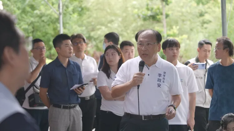 新北捷運局長李政安進行簡報說明，新北市長侯友宜、副市長劉和然與立委洪孟楷出席。捷運局提供