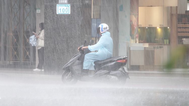 中南部大雨開炸一片「大片紅紫」　今起一週天氣濕答答