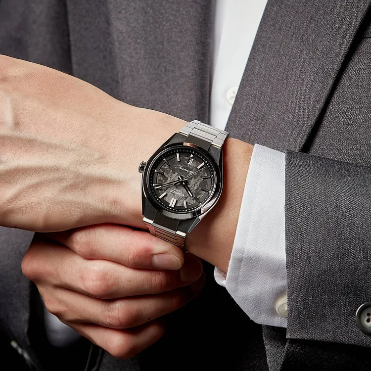 CASIO旗下的EDIFICE賽車系列推出首款鍛造碳機械錶。品牌提供