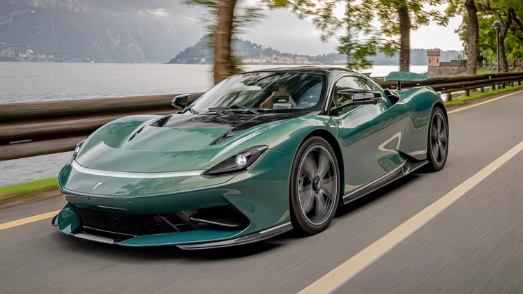 Pininfarina Battista結合義式設計與電動性能，擁有1900匹馬力與0–60 mph僅需1.79秒的加速表現，呈現速度與美學的平衡。原廠照片