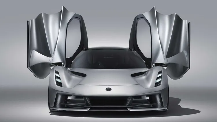 Lotus Evija搭載四馬達驅動系統，擁有2011匹馬力與中置電池配置，在性能與操控之間維持經典英式跑車的精髓。原廠照片