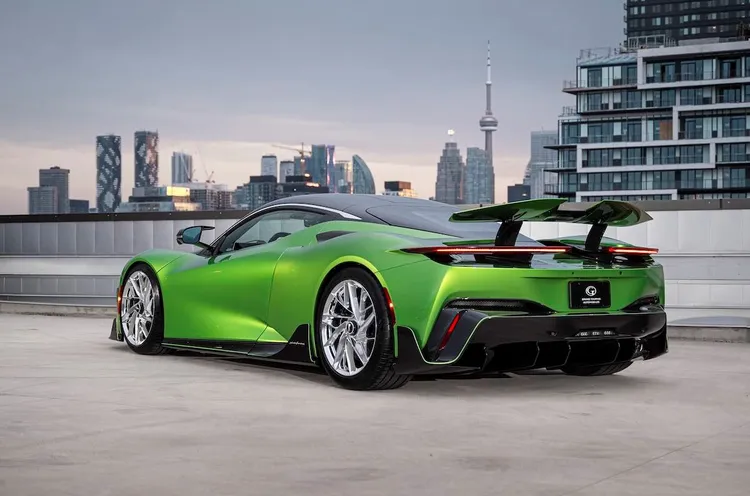 Pininfarina Battista碳纖維雕塑般的車身輪廓，骨子裡卻藏著足以撕裂空氣的電動暴力。原廠照片