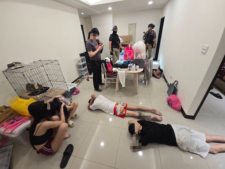 北市警破詐騙水房！細肩帶熱褲妹狼狽落網　搜出數百萬贓款、黃金