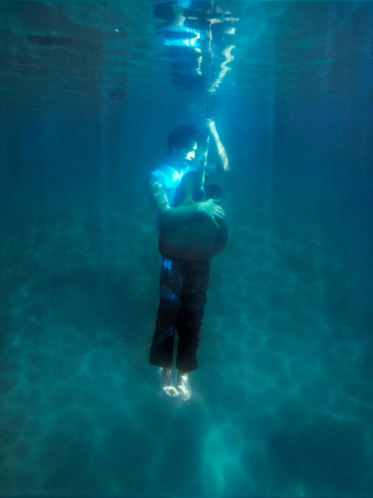 柏霖泡水拍MV，認為最大挑戰是控制呼吸。索尼音樂提供