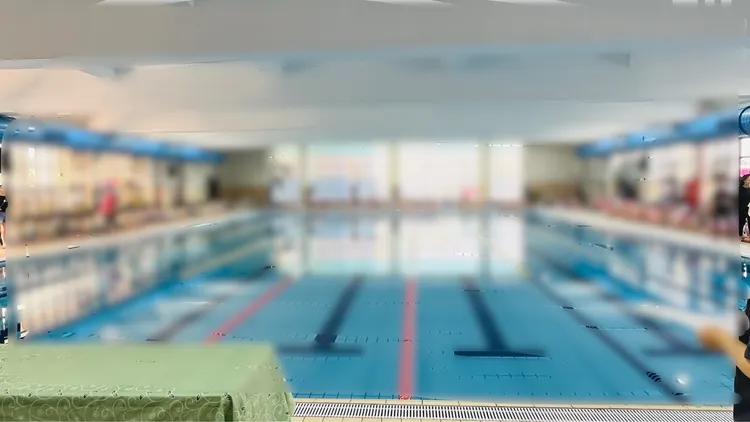 施男潛入南區某國小游泳池，還猥褻男童拍照，遭到警方循線逮捕。民眾提供