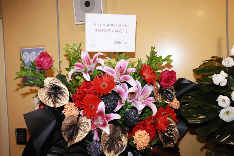 盧廣仲送花。彭欣偉攝