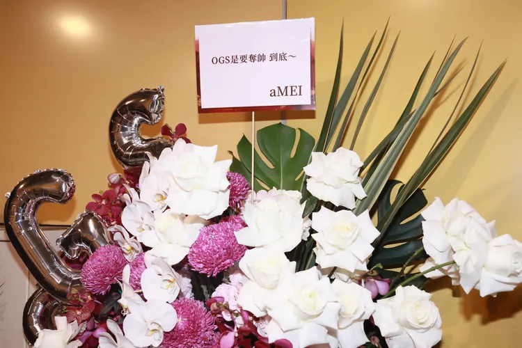 阿妹送花祝賀。彭欣偉攝