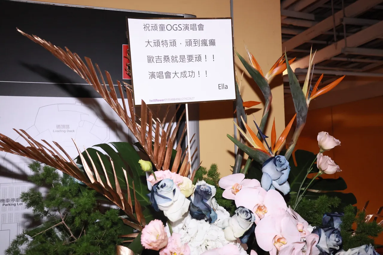 Ella送花。彭欣偉攝