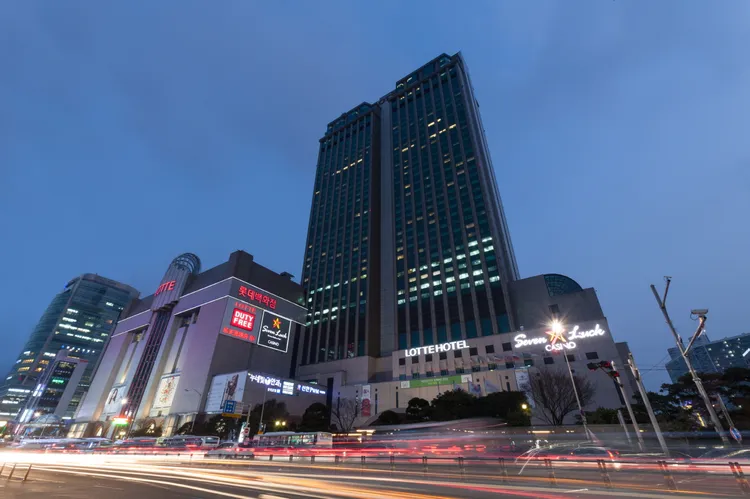 樂天免稅店釜山分店位於旅客必訪的西面購物熱區，是LINE Pay用戶購物首選之地。LINE Pay提供