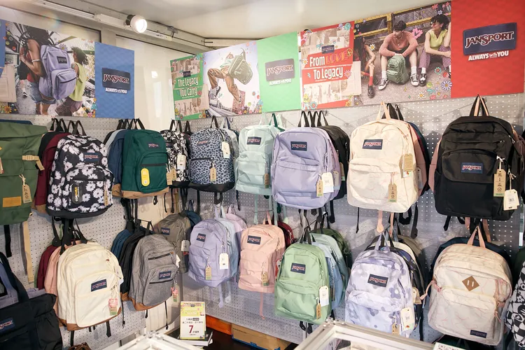 JanSport快閃店展示出齊全新品與經典款。品牌提供