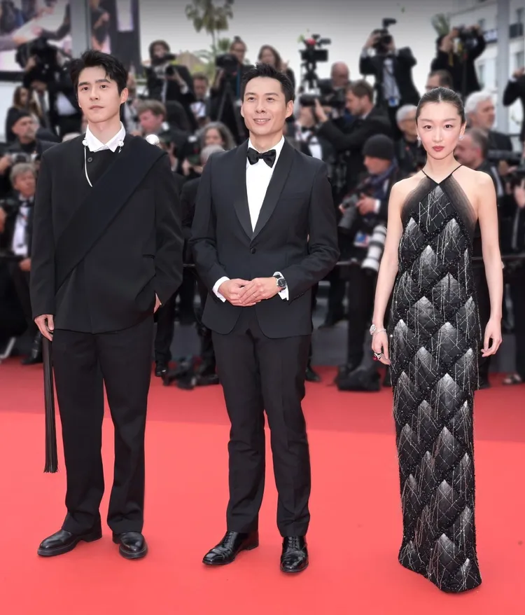 周冬雨及劉昊然合作電影《燃冬》，去坎城影展時隔著導演陳哲藝做宣傳。翻攝《燃冬》微博