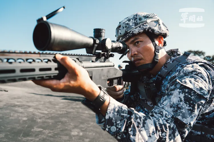 狙擊手著城市迷彩服進行偽裝潛伏。國防部提供