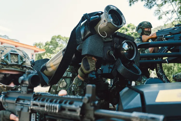 特戰官兵於道路沿線埋伏，運用標槍飛彈模擬對敵打擊。國防部提供