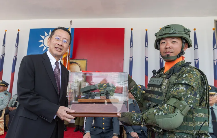陸軍五八砲指部今日舉行海馬士多管火箭飛彈連成軍典禮，由國防部長顧立雄主持，對單位編成戮力執行各項整備工作，表達肯定與嘉勉。國防部提供