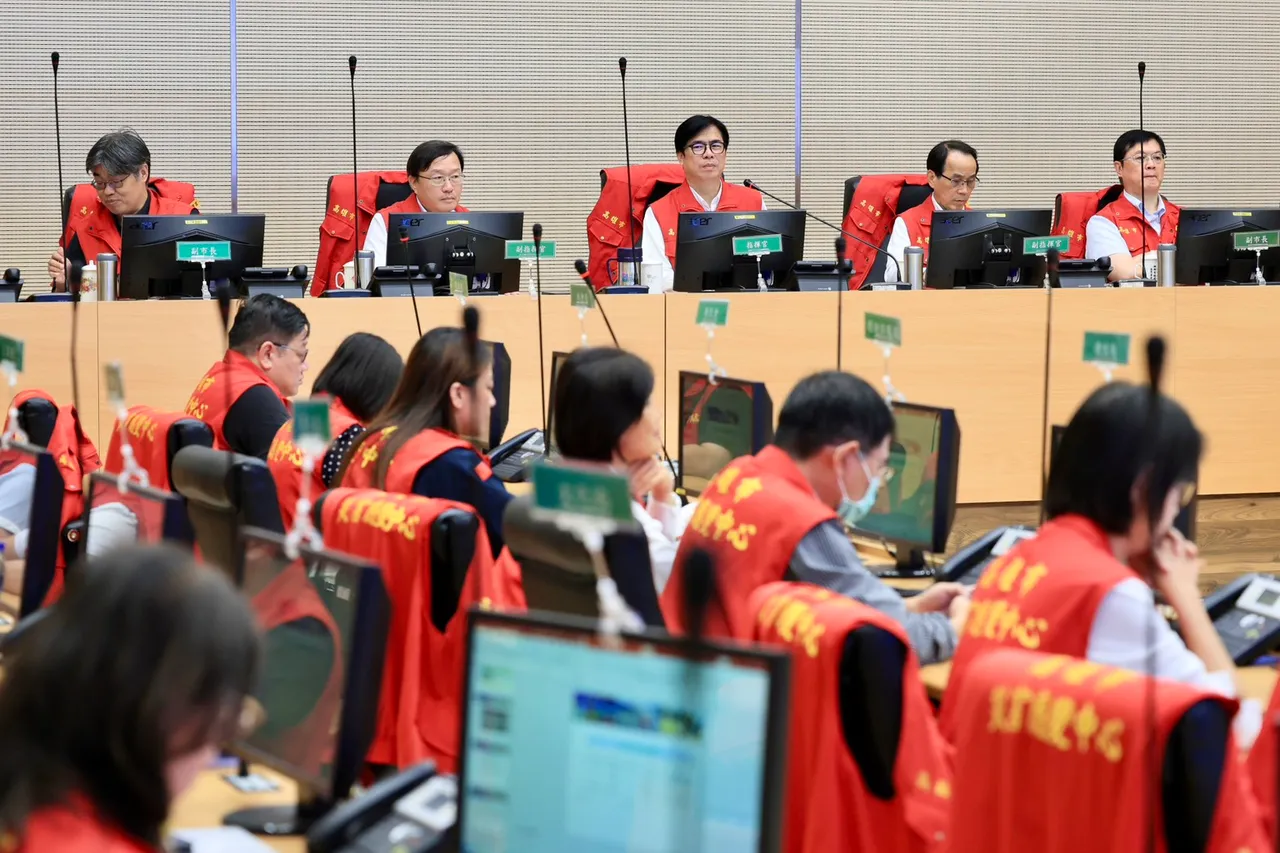 高雄市政府28日晚间紧急成立豪雨应变中心一级开设,陈其迈市长主持第一次工作会议。翻摄画面