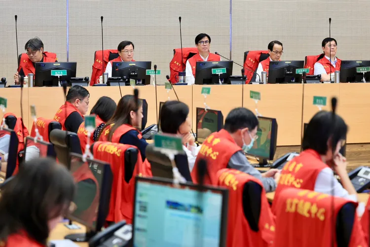 高雄市政府28日晚間緊急成立豪雨應變中心一級開設，陳其邁市長主持第一次工作會議。翻攝畫面