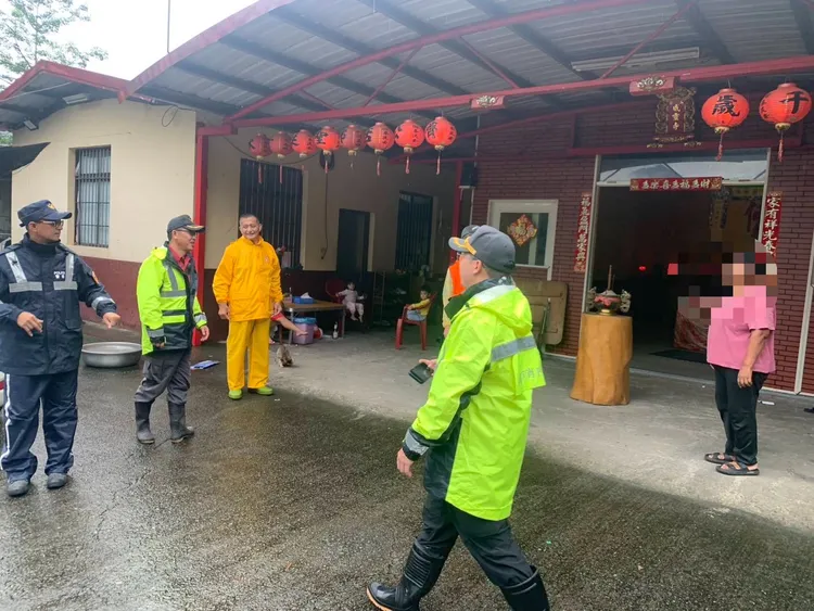 那瑪夏撤離民眾。市府提供
