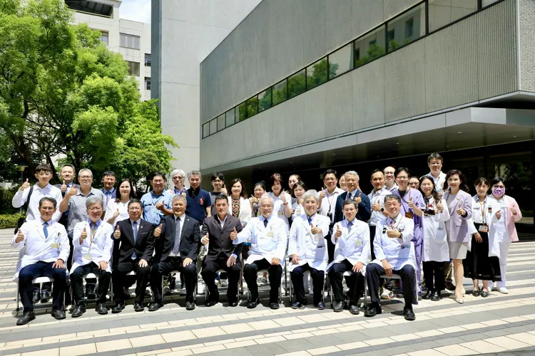 重粒子癌症治療中心前合影。台北榮總提供