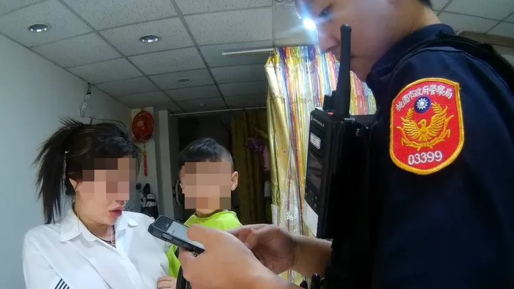 警員查證後將男童交還母親。桃園警分局提供