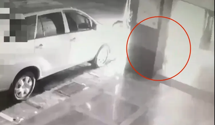 陳男於騎樓灑汽油縱火，當場瞬間火光爆炸。翻攝畫面