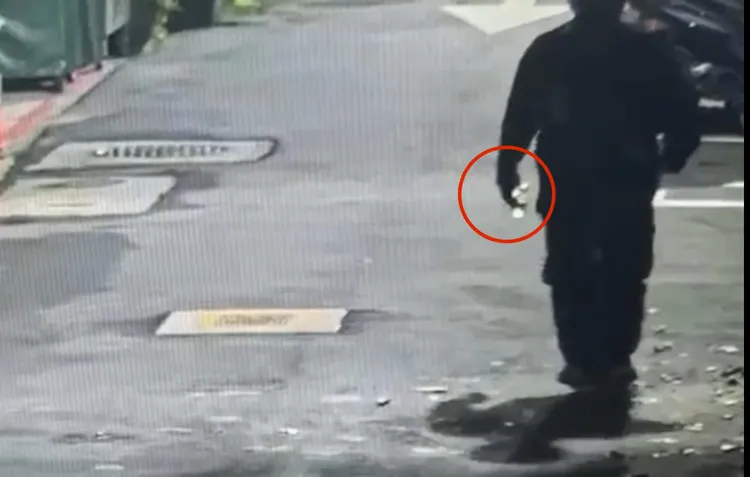 陳嫌全身黑衣黑褲又戴口罩、安全帽企圖掩人耳目，持裝有汽油的寶特瓶到場縱火燒重機。翻攝畫面