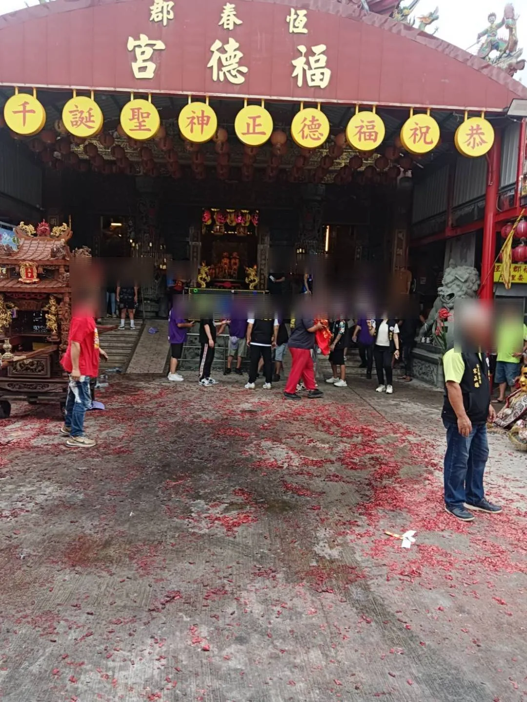 金山财神庙神轿于入恒春福德宫燃放鞭炮时,因操作不慎炸伤抬轿人员8人。翻摄画面