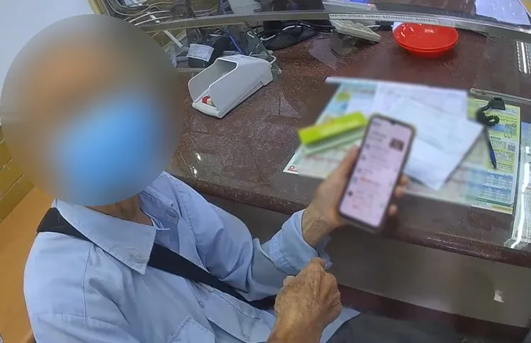 郭男拿著跟詐騙集團的對話跟警方解釋，他並未受騙。翻攝畫面