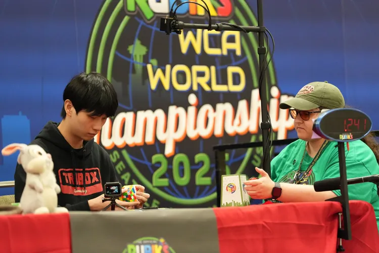 王楷文（左）過去10年，父親帶他走遍台灣與亞洲各地參加比賽，一路見證他的成長與蛻變。本人提供