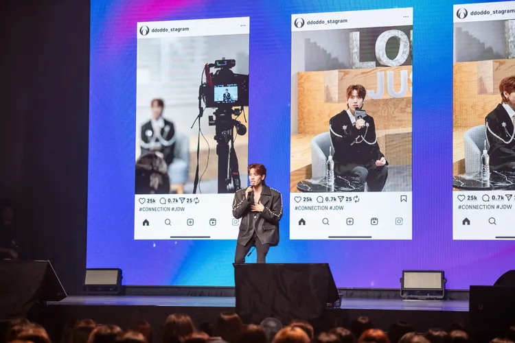 張東雨播放訪問時攝影記者拍他伏地挺身的影片。網銀國際提供