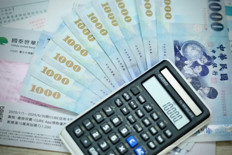 還稅於民一萬元成泡影，不少民眾都氣憤要行政院長立刻滾蛋。攝影中心