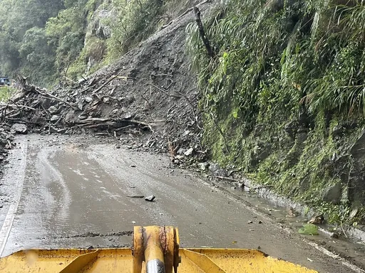 中橫台8線155.8k豁然亭路段坍方 落石阻雙向道路!預計17時搶通